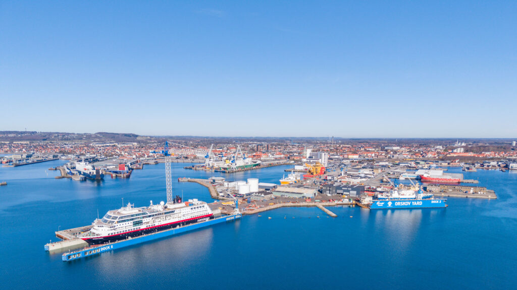 Midnatsol undocking